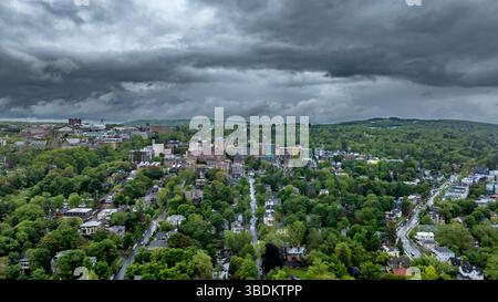 Ithaca, NY, États-Unis - 24 mai 2025 - après-midi image aérienne de printemps de la région environnante, graduation, jour de commencement. Banque D'Images