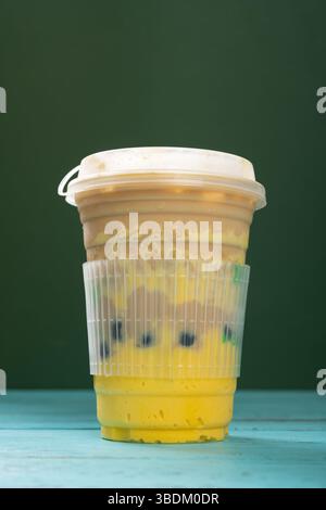 thé au lait assam de perles noires de mangue à composition verticale Banque D'Images