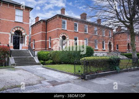 Maisons semi-jumelées en briques de banlieue avec de grandes cours avant Banque D'Images