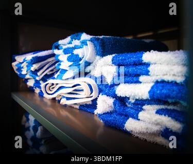 Serviettes de piscine américaines classiques à rayures bleues et blanches généralement offertes dans les motels, les hôtels, les spas et les centres de villégiature. Ces serviettes sont empilées sur des étagères pour que les clients puissent les utiliser. Photo de haute qualité Banque D'Images