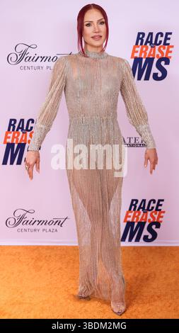 CENTURY CITY, LOS ANGELES, CALIFORNIE, États-Unis - 16 MAI : la danseuse de salle de bal australienne Sharna Burgess arrive au 32e gala annuel Race to Erase MS 2025 qui se tient au Fairmont Century Plaza le 16 mai 2025 à Century City, Los Angeles, Californie, États-Unis. (Photo de Xavier Collin/image Press Agency) Banque D'Images