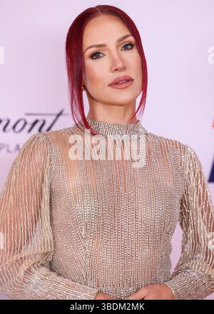 CENTURY CITY, LOS ANGELES, CALIFORNIE, États-Unis - 16 MAI : la danseuse de salle de bal australienne Sharna Burgess arrive au 32e gala annuel Race to Erase MS 2025 qui se tient au Fairmont Century Plaza le 16 mai 2025 à Century City, Los Angeles, Californie, États-Unis. (Photo de Xavier Collin/image Press Agency) Banque D'Images