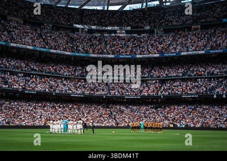 Les joueurs prenant une minute de silence avant le match de football de la Liga entre le Real Madrid et la Real Sociedad le 24 mai 2025 au stade Santiago Bernabeu de Madrid, en Espagne Banque D'Images