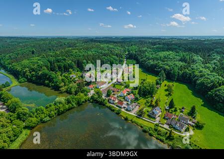 Vue sur la vallée du ruisseau Anhauser près de Bobingen-Burgwalden en Souabe au début de l'été Banque D'Images