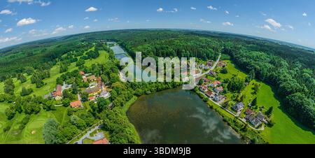 Vue sur la vallée du ruisseau Anhauser près de Bobingen-Burgwalden en Souabe au début de l'été Banque D'Images