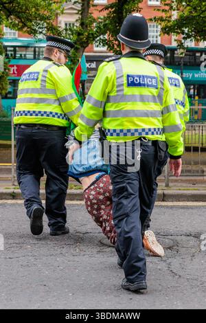 Brighton, Sussex, Royaume-Uni. 24 mai 2025. Un partisan pro-palestinien arrêté à Brighton, Sussex, lors de la manifestation de Brighton PSC (Palestine Solidarity Campaign). Crédit : Amanda Rose/Alamy Live News Banque D'Images