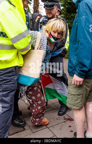 Brighton, Sussex, Royaume-Uni. 24 mai 2025. Un partisan pro-palestinien arrêté à Brighton, Sussex, lors de la manifestation de Brighton PSC (Palestine Solidarity Campaign). Crédit : Amanda Rose/Alamy Live News Banque D'Images