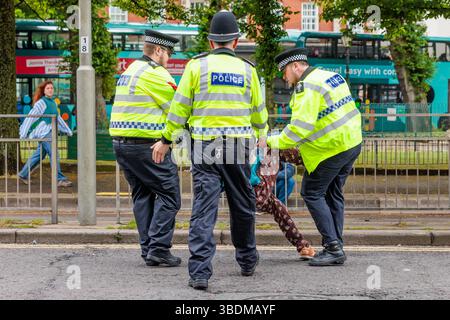 Brighton, Sussex, Royaume-Uni. 24 mai 2025. Un partisan pro-palestinien arrêté à Brighton, Sussex, lors de la manifestation de Brighton PSC (Palestine Solidarity Campaign). Crédit : Amanda Rose/Alamy Live News Banque D'Images