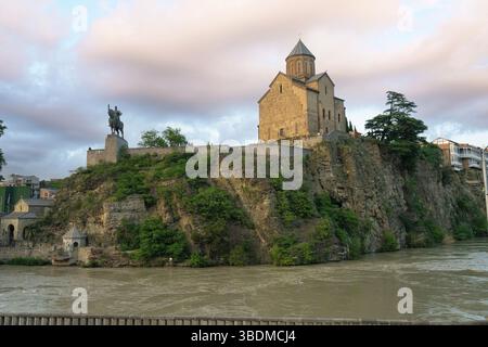 Tbilissi, Géorgie. 17 mai 2025. Vue panoramique de l'église Metekhi Virgin Mary Assomption au coucher du soleil dans le centre-ville Banque D'Images