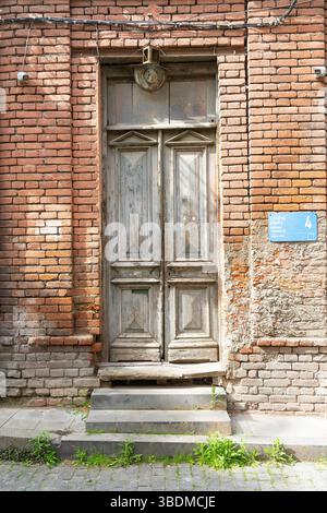 Tbilissi, Géorgie. 16 mai 2025. détail des portes d'entrée d'un bâtiment abandonné dans le centre historique de la ville Banque D'Images