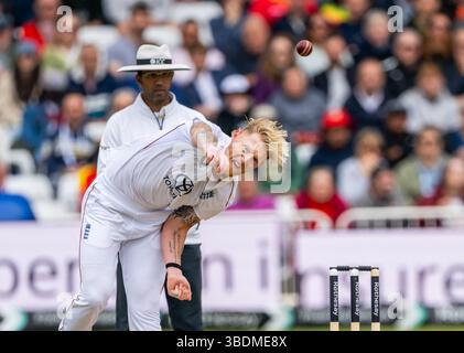 Ben Stokes bowling pour l'Angleterre le troisième jour du Rothesay test match entre l'Angleterre et le Zimbabwe Banque D'Images