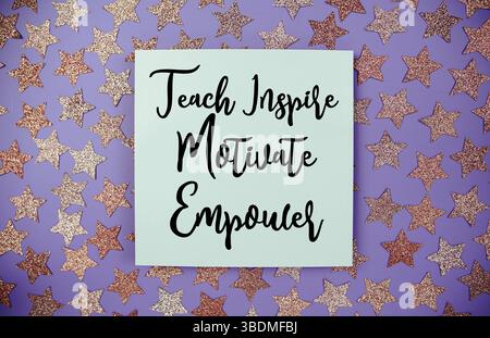 Enseigner inspire motiver Empower texte motivation et inspiration citation sur carte de papier avec décoration à paillettes étoile plate sur fond violet Banque D'Images