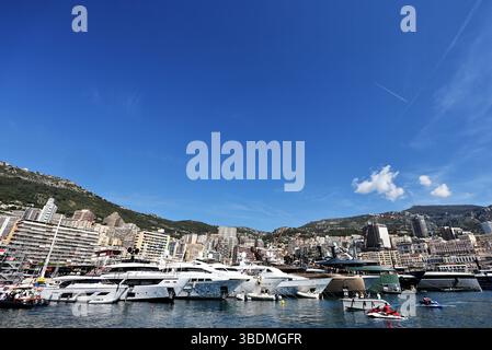 Monaco, Monte Carlo. 25 mai 2025. Bateaux dans le pittoresque port de Monaco. 25.05.2025. Championnat du monde de formule 1, Rd 8, Grand Prix de Monaco, Monte Carlo, Monaco, jour de la course. Crédit : James Moy/Alamy Live News Banque D'Images
