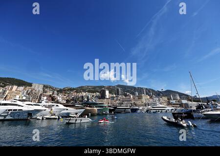 Monaco, Monte Carlo. 25 mai 2025. Bateaux dans le pittoresque port de Monaco. 25.05.2025. Championnat du monde de formule 1, Rd 8, Grand Prix de Monaco, Monte Carlo, Monaco, jour de la course. Crédit : James Moy/Alamy Live News Banque D'Images
