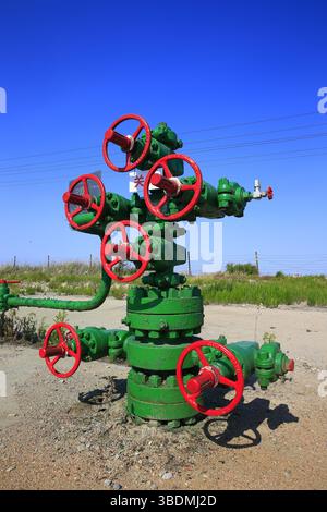Usine de traitement du pétrole et du gaz avec vannes de canalisation.vannes de canalisation de pétrole dans l'industrie pétrolière et gazière. Banque D'Images