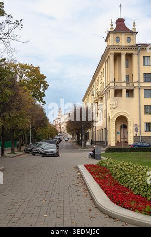 Ville de Minsk, rue Kommunisticheskaya. Vue depuis Independence Avenue. Banque D'Images