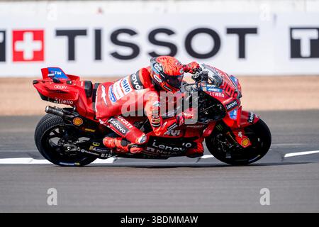 TOWCESTER, ROYAUME-UNI. Mai 25 : Marc Marquez (#mm93, Espagne) de Ducati Lenovo Team) dans l’échauffement de dimanche lors du Grand Prix Tissot du Royaume-Uni 2025 au circuit de Silverstone le samedi 25 mai 2024 à TOWCESTER, ANGLETERRE. Crédit : Taka G Wu/Alamy Live News Banque D'Images