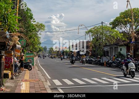 Denpasar, Bali, Indonésie - 08 mai 2025 : vue sur la rue avec Mt. Agung à Denpasar Bali, Indonésie. Banque D'Images