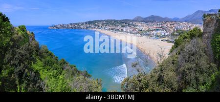 Vue panoramique de Gaeta dans le Latium, Italie : aperçu de la plage de sable de Serapo et du paysage urbain. Banque D'Images