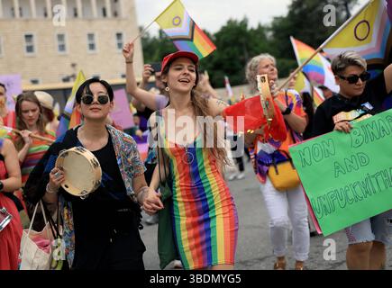 Albanie des militants LGBTQ participent à une Gay Pride à Tirana, Albanie, le 24 mai 2025. Albanie les activistes LGBTQ participent à une Gay Pride pour marquer la Journée internationale contre l'homophobie, la transphobie et la biphobie, à Tirana, le 24 mai 2025. Ce n’est que ces dernières années que la communauté LGBT albanaise a émergé d’activités marginalisées et clandestines pour organiser des événements publics et des défilés, mais pas entièrement sans causer controverse et préjugés dans cette petite nation balkanique, qui jusqu’à l’effondrement du régime communiste en 1990 pénalisait l’homosexualité. TIRANE ALBANIE Copyright : xADNANxBECIx Banque D'Images