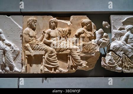 Détail de la frise orientale du Parthénon, montrant des dieux assis en relief de marbre classique, exposé au Musée de l'Acropole à Athènes, en Grèce. Banque D'Images