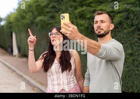 Touristes prenant des photos dans un village pittoresque au coucher du soleil Banque D'Images