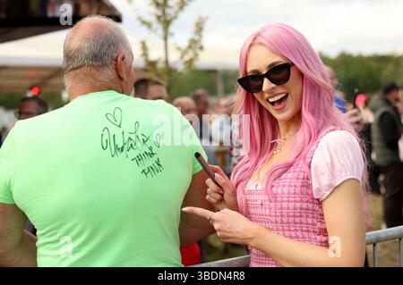 Undine Lux beim Schlager Radio-Festival 2025 auf dem Gelände vom Hangar-312. Neuruppin, 24.05.2025 *** Undine Lux au Schlager Radio Festival 2025 sur le terrain du hangar 312 Neuruppin, 24 05 2025 Foto :xB.xDummerx/xFuturexImagex schlagerfestival 5657 Banque D'Images