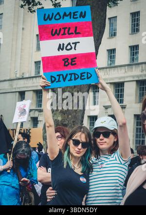 Londres, Royaume-Uni. 25 mai 2025. Les activistes en face de Downing Street à Whitehall. Des organisations militantes pour les droits des trans, dont Strive (Standing forTrans Rights inclusion and Visibility Everywhere), ont organisé une marche à travers le centre de Londres jusqu'à Whitehall à Westminster. D'autres rassemblements ont lieu dans d'autres endroits en réponse à la décision de la Cour suprême sur la définition légale de la femme. Crédit : Imageplotter/Alamy Live News Banque D'Images
