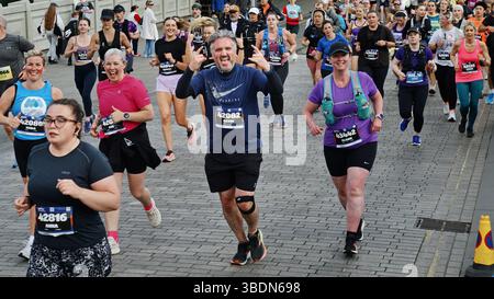 Édimbourg Écosse, Royaume-Uni 25 mai 2025. Des milliers de coureurs participent au Festival du Marathon d'Édimbourg. Le marathon et le semi-marathon descendent le Mound et passent devant la National Gallery of Scotland avant de retourner dans la vieille ville. crédit sst/alamy live news Banque D'Images