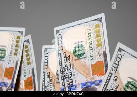 Gros plan sur l'argent. De nouveaux billets de cent dollars. Concept financier. Banque D'Images
