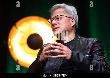 Norrköping, Suède. 25 mai 2025. Discussion Fireside sur l'IA avec le docteur honoraire Jensen Huang, co-fondateur et PDG de NVIDIA, le premier fournisseur mondial d'ordinateurs pour l'IA, lors des célébrations académiques de samedi à Norrköping, en Suède. Les célébrations académiques de ce printemps auront lieu le 23-24 mai, dans le cadre des festivités du 50e anniversaire de l'Université Linköping. Crédit : Jeppe Gustafsson/Alamy Live News Banque D'Images