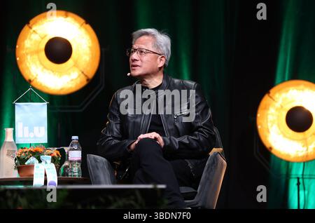 Norrköping, Suède. 25 mai 2025. Discussion Fireside sur l'IA avec le docteur honoraire Jensen Huang, co-fondateur et PDG de NVIDIA, le premier fournisseur mondial d'ordinateurs pour l'IA, lors des célébrations académiques de samedi à Norrköping, en Suède. Les célébrations académiques de ce printemps auront lieu le 23-24 mai, dans le cadre des festivités du 50e anniversaire de l'Université Linköping. Crédit : Jeppe Gustafsson/Alamy Live News Banque D'Images