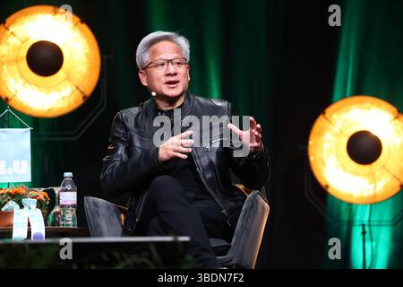 Norrköping, Suède. 25 mai 2025. Discussion Fireside sur l'IA avec le docteur honoraire Jensen Huang, co-fondateur et PDG de NVIDIA, le premier fournisseur mondial d'ordinateurs pour l'IA, lors des célébrations académiques de samedi à Norrköping, en Suède. Les célébrations académiques de ce printemps auront lieu le 23-24 mai, dans le cadre des festivités du 50e anniversaire de l'Université Linköping. Crédit : Jeppe Gustafsson/Alamy Live News Banque D'Images