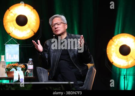 Norrköping, Suède. 25 mai 2025. Discussion Fireside sur l'IA avec le docteur honoraire Jensen Huang, co-fondateur et PDG de NVIDIA, le premier fournisseur mondial d'ordinateurs pour l'IA, lors des célébrations académiques de samedi à Norrköping, en Suède. Les célébrations académiques de ce printemps auront lieu le 23-24 mai, dans le cadre des festivités du 50e anniversaire de l'Université Linköping. Crédit : Jeppe Gustafsson/Alamy Live News Banque D'Images