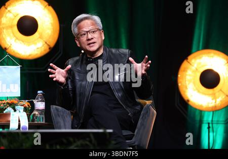 Norrköping, Suède. 25 mai 2025. Discussion Fireside sur l'IA avec le docteur honoraire Jensen Huang, co-fondateur et PDG de NVIDIA, le premier fournisseur mondial d'ordinateurs pour l'IA, lors des célébrations académiques de samedi à Norrköping, en Suède. Les célébrations académiques de ce printemps auront lieu le 23-24 mai, dans le cadre des festivités du 50e anniversaire de l'Université Linköping. Crédit : Jeppe Gustafsson/Alamy Live News Banque D'Images