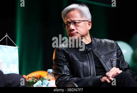 Norrköping, Suède. 25 mai 2025. Discussion Fireside sur l'IA avec le docteur honoraire Jensen Huang, co-fondateur et PDG de NVIDIA, le premier fournisseur mondial d'ordinateurs pour l'IA, lors des célébrations académiques de samedi à Norrköping, en Suède. Les célébrations académiques de ce printemps auront lieu le 23-24 mai, dans le cadre des festivités du 50e anniversaire de l'Université Linköping. Crédit : Jeppe Gustafsson/Alamy Live News Banque D'Images