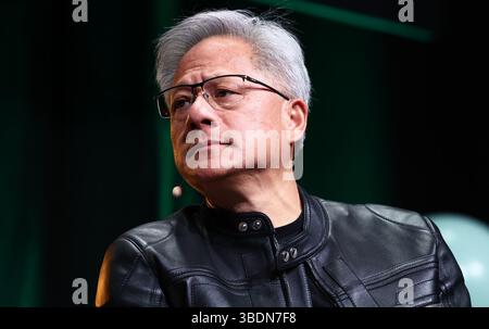 Norrköping, Suède. 25 mai 2025. Discussion Fireside sur l'IA avec le docteur honoraire Jensen Huang, co-fondateur et PDG de NVIDIA, le premier fournisseur mondial d'ordinateurs pour l'IA, lors des célébrations académiques de samedi à Norrköping, en Suède. Les célébrations académiques de ce printemps auront lieu le 23-24 mai, dans le cadre des festivités du 50e anniversaire de l'Université Linköping. Crédit : Jeppe Gustafsson/Alamy Live News Banque D'Images