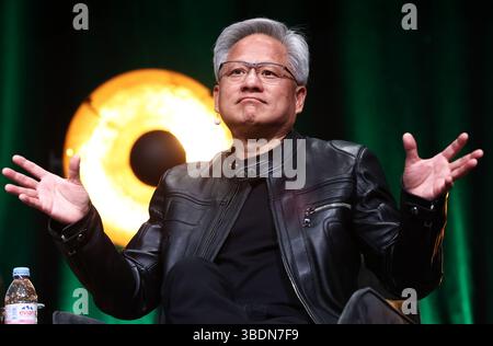 Norrköping, Suède. 25 mai 2025. Discussion Fireside sur l'IA avec le docteur honoraire Jensen Huang, co-fondateur et PDG de NVIDIA, le premier fournisseur mondial d'ordinateurs pour l'IA, lors des célébrations académiques de samedi à Norrköping, en Suède. Les célébrations académiques de ce printemps auront lieu le 23-24 mai, dans le cadre des festivités du 50e anniversaire de l'Université Linköping. Crédit : Jeppe Gustafsson/Alamy Live News Banque D'Images