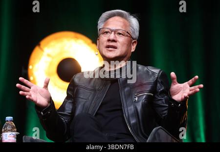 Norrköping, Suède. 25 mai 2025. Discussion Fireside sur l'IA avec le docteur honoraire Jensen Huang, co-fondateur et PDG de NVIDIA, le premier fournisseur mondial d'ordinateurs pour l'IA, lors des célébrations académiques de samedi à Norrköping, en Suède. Les célébrations académiques de ce printemps auront lieu le 23-24 mai, dans le cadre des festivités du 50e anniversaire de l'Université Linköping. Crédit : Jeppe Gustafsson/Alamy Live News Banque D'Images