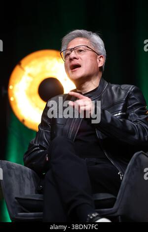 Norrköping, Suède. 25 mai 2025. Discussion Fireside sur l'IA avec le docteur honoraire Jensen Huang, co-fondateur et PDG de NVIDIA, le premier fournisseur mondial d'ordinateurs pour l'IA, lors des célébrations académiques de samedi à Norrköping, en Suède. Les célébrations académiques de ce printemps auront lieu le 23-24 mai, dans le cadre des festivités du 50e anniversaire de l'Université Linköping. Crédit : Jeppe Gustafsson/Alamy Live News Banque D'Images