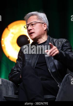 Norrköping, Suède. 25 mai 2025. Discussion Fireside sur l'IA avec le docteur honoraire Jensen Huang, co-fondateur et PDG de NVIDIA, le premier fournisseur mondial d'ordinateurs pour l'IA, lors des célébrations académiques de samedi à Norrköping, en Suède. Les célébrations académiques de ce printemps auront lieu le 23-24 mai, dans le cadre des festivités du 50e anniversaire de l'Université Linköping. Crédit : Jeppe Gustafsson/Alamy Live News Banque D'Images