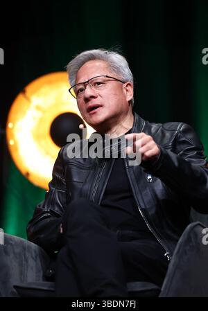 Norrköping, Suède. 25 mai 2025. Discussion Fireside sur l'IA avec le docteur honoraire Jensen Huang, co-fondateur et PDG de NVIDIA, le premier fournisseur mondial d'ordinateurs pour l'IA, lors des célébrations académiques de samedi à Norrköping, en Suède. Les célébrations académiques de ce printemps auront lieu le 23-24 mai, dans le cadre des festivités du 50e anniversaire de l'Université Linköping. Crédit : Jeppe Gustafsson/Alamy Live News Banque D'Images