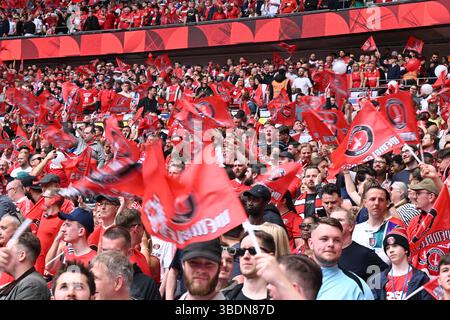 LONDRES, Royaume-Uni - 25 mai 2025 : Charlton Athletic fans League One Play-Off final Charlton Athletic v Leyton Orient Credit Keith Gillard/Alamy Live News Banque D'Images