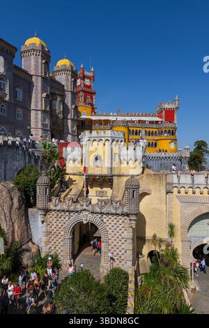 Sintra, Portugal - 12 octobre 2023 - Palais national de Pena, porte principale du monument du 19ème siècle dans le style néo-manuélin et néo-roman. Banque D'Images
