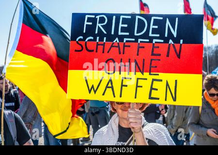Rechte Demo Gemeinsam für Deutschland, Demonstranten mit Friedensplakaten und Deutschlandfahnen, Theresienwiese, München, 22. März 2025 Deutschland, München, 22. März 2025, rechte Demo unter dem motto Gemeinsam für Deutschland auf der Theresienwiese, Demonstrierende mit Friedensplakaten und Deutschlandflagge, slogan : Frieden schaffen ohne Waffen, CA. 250 Teilnehmer, Samstag ab 14 Uhr, Politik, Bayern, *** manifestation de droite ensemble pour l'Allemagne, manifestants avec des drapeaux de paix et drapeaux allemands, Theresienwiese, 22 mars 2025, Munich Munich, 22 mars 2025, manifestation de droite Banque D'Images