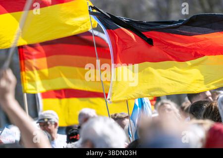 Rechte Demo Gemeinsam für Deutschland, Demonstranten mit Deutschlandfahnen, Theresienwiese, München, 22. März 2025 Deutschland, München, 22. März 2025, rechte Demo unter dem motto Gemeinsam für Deutschland auf der Theresienwiese, Demonstrierende mit Deutschlandfahnen, CA. 550 Teilnehmer, Samstag ab 14 Uhr, Politik, Bayern, *** manifestation de droite ensemble pour l'Allemagne, manifestants avec drapeaux allemands, Theresienwiese, Munich, 22 mars 2025 Allemagne, Allemagne, Munich, 22 mars 2025, manifestation de droite sous la devise ensemble pour l'Allemagne sur la Theresienwiese, manifestants avec drapeaux allemands, A. Banque D'Images