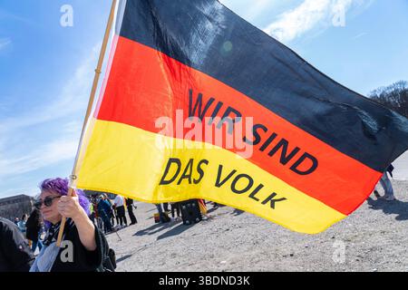 Rechte Demo Gemeinsam für Deutschland, Demonstranten mit Deutschlandfahne und slogan Wir sind das Volk, Theresienwiese, München, 22. März 2025 Deutschland, München, 22. März 2025, rechte Demo unter dem motto Gemeinsam für Deutschland auf der Theresienwiese, Demonstrierende mit Ddeutschlandfahne und slogan Wir sind das Volk, CA. 250 Teilnehmer, Samstag ab 14 Uhr, Politik, Bayern, *** démo de droite ensemble pour l'Allemagne, manifestants avec drapeau et slogan allemands nous sommes le peuple, Theresienwiese, Munich, 22 mars 2025, Allemagne Munich, 22 mars 2025, démo de droite sous la devise ensemble fo Banque D'Images