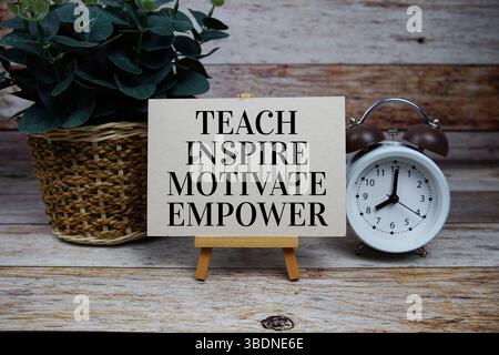 Enseigner inspirer motiver autonomiser les citations motivantes et inspirantes Banque D'Images