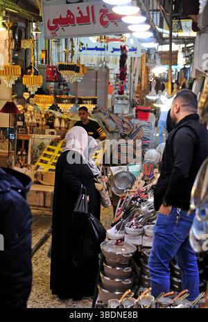 Les femmes achètent des articles ménagers dans le souk de Bassorah, en Irak Banque D'Images