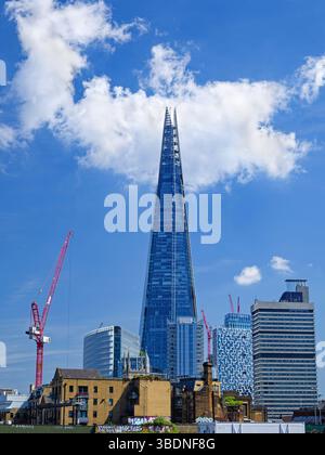 Royaume-Uni, Londres, le pont ferroviaire de Shard et Cannon Street sur la Tamise depuis Southwark Bridge. Banque D'Images